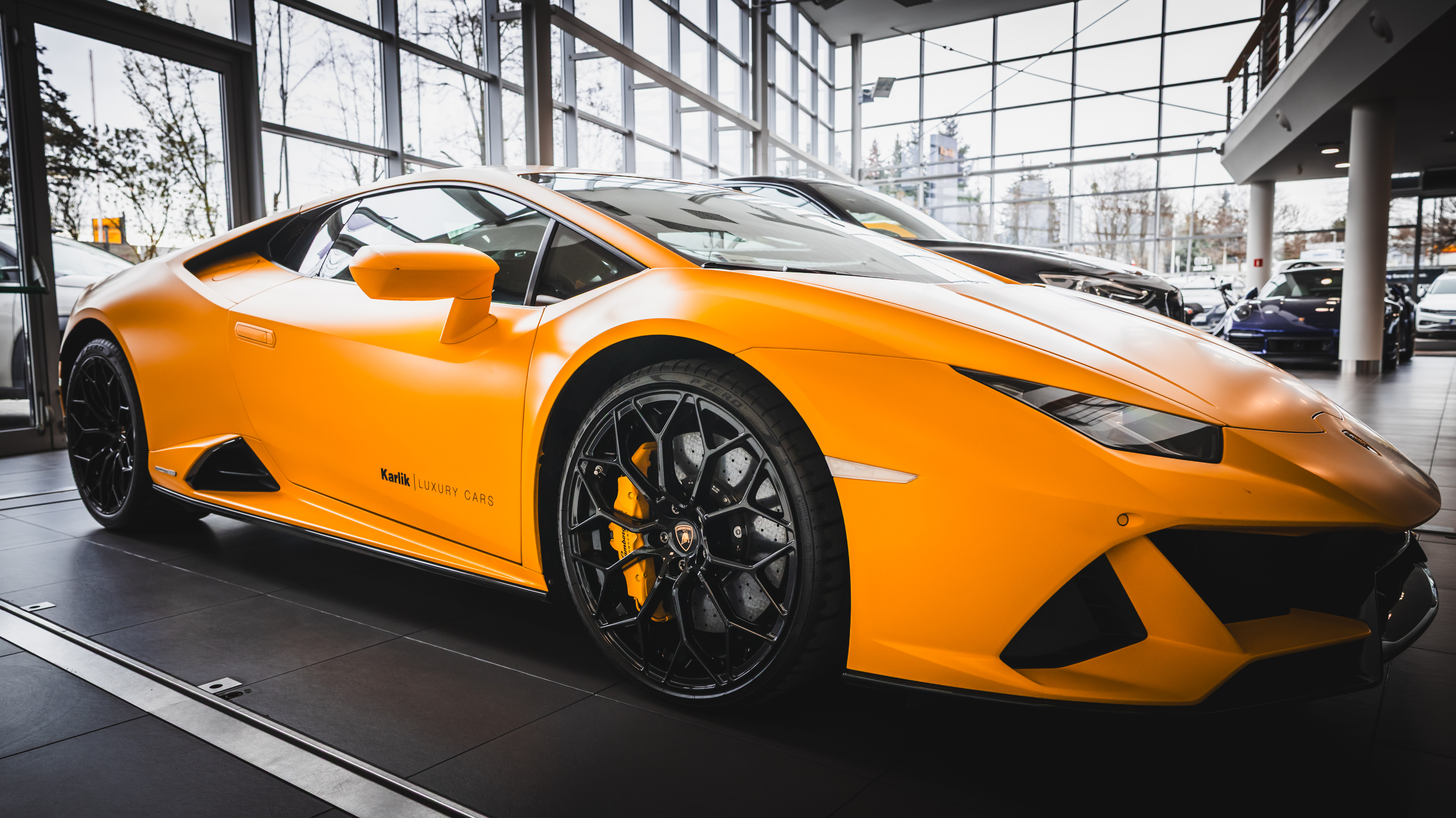 Zdjęcie przedstawia grupę trzech mężczyzn morsujących w jeziorze